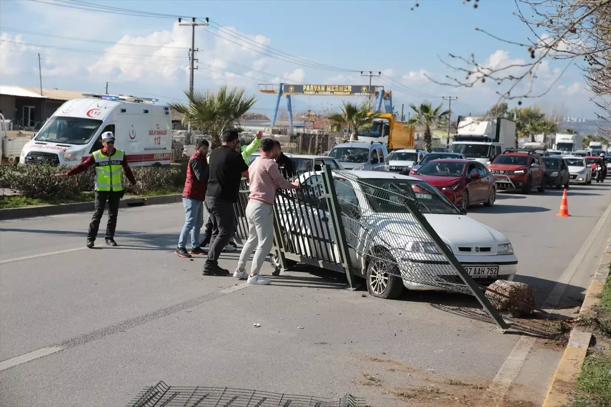 Antalya’da Zincirleme Kaza: 2 Yaralı