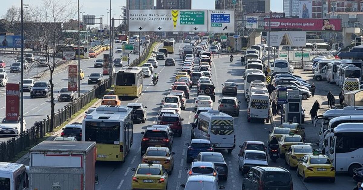 İstanbul’da akşam saatlerinde trafik yoğunluğu yaşanıyor